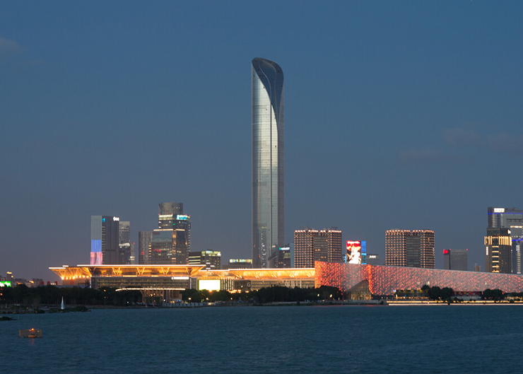 蘇州國金中心，頂升力4×400T，樓高450米